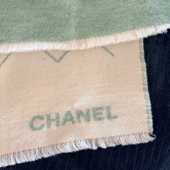 Chanel scarf - Picture 4 of 4